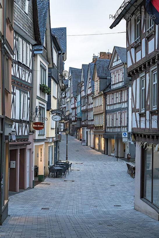 Vue sur une longue rue avec des maisons à colombages à Wetzlar