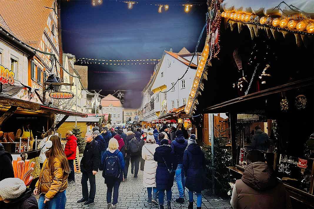 De nombreuses personnes circulent entre les stands du marché de Noël de Forchheim.
