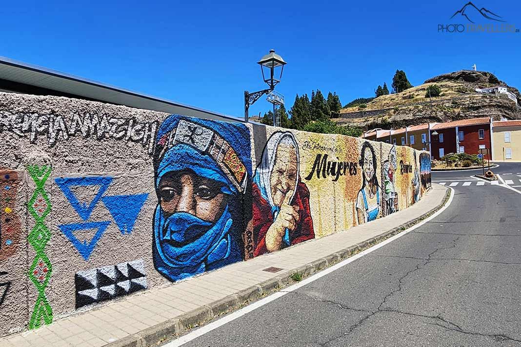 Diferentes grafitis decoran una pared en Artenara