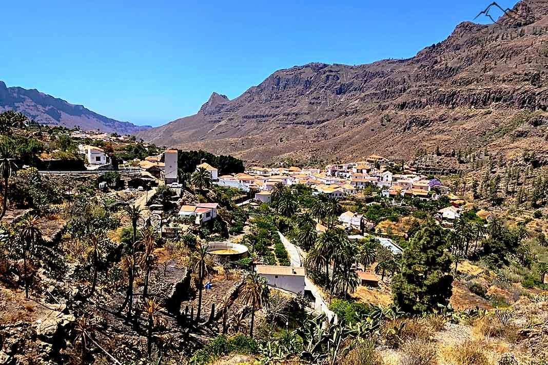 Las casas blancas del pueblo montañés de Fataga se encuentran al pie de un macizo rocoso 