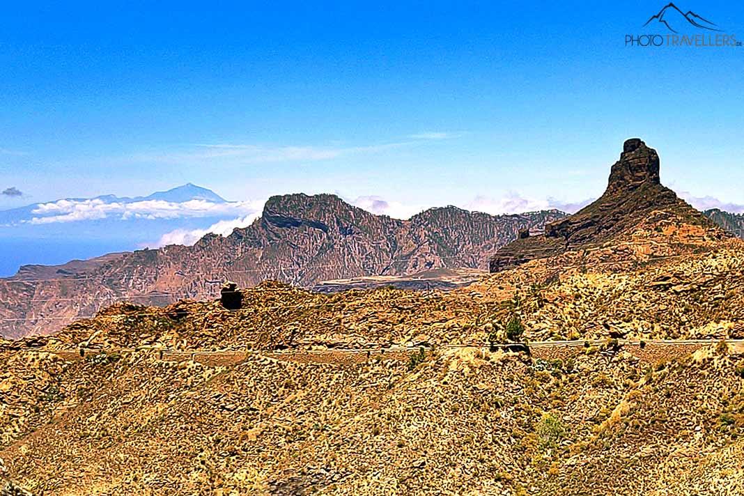Las rocas amarillas y rojas dominan el paisaje de Gran Canaria con el Roque Nublo al fondo
