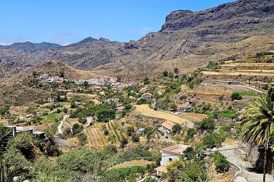Las casas blancas del pueblo montañés de Tejeda se encuentran en una meseta de Gran Canaria
