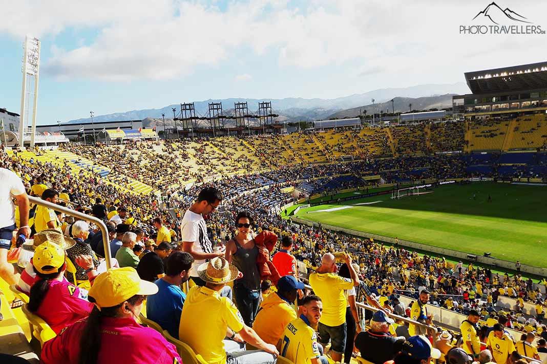 Muchos espectadores se sientan en el estadio del UD Las Palmas
