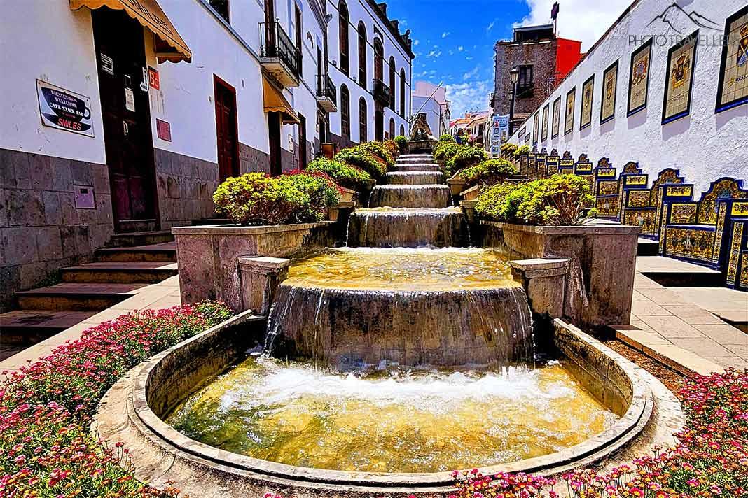 La cascada escalonada de agua es el sello distintivo del pueblo de Firgas