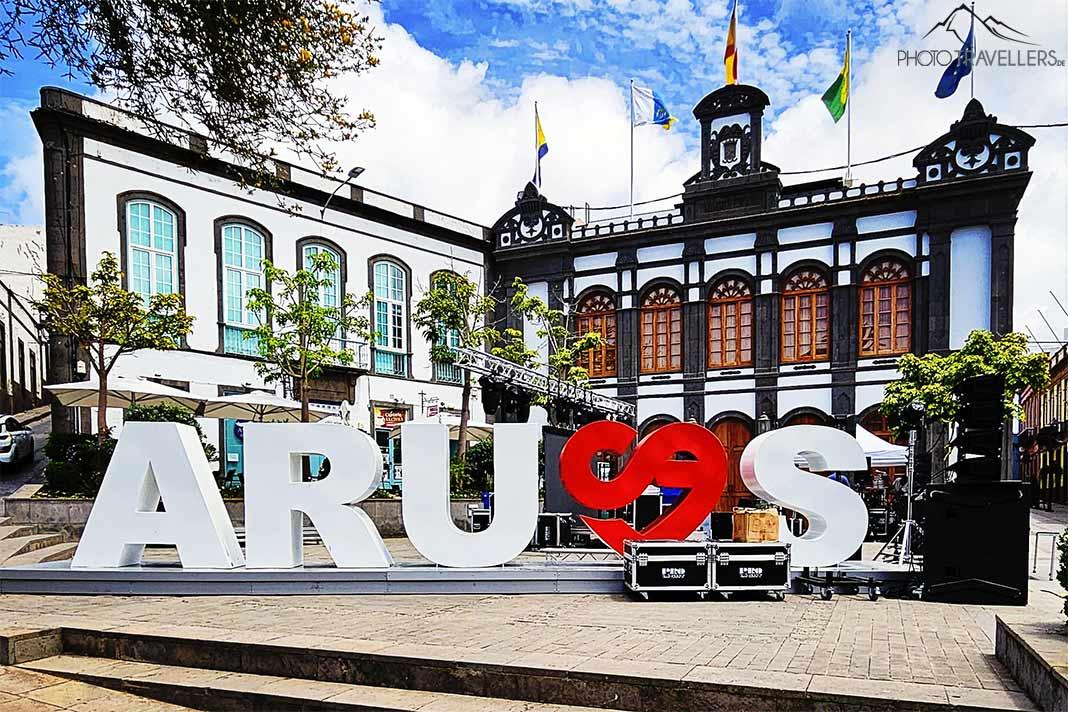 Una gran señal con el nombre Arucas se encuentra frente a la histórica fachada del Museo Municipal