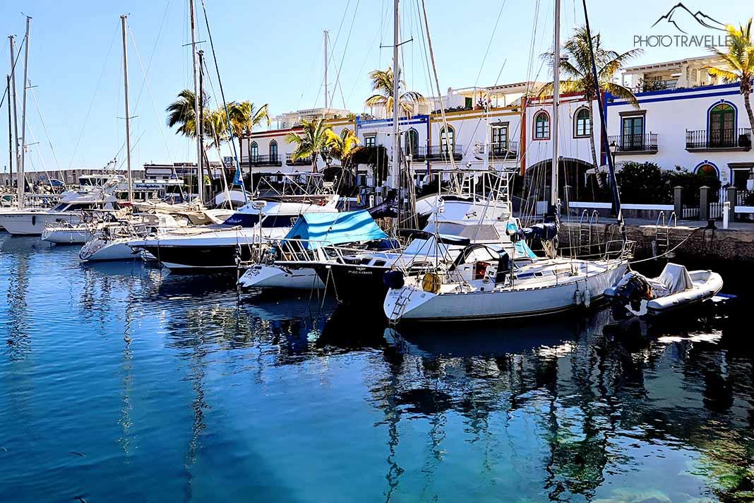Los veleros anclan en el puerto de Puerto de Mogan, rodeado de palmeras