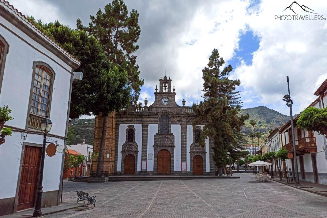 Vista de la fachada de la Basílica en Teror