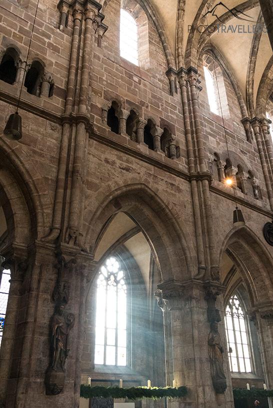 La luz entra en el interior de la Iglesia de San Sebaldo en Núremberg