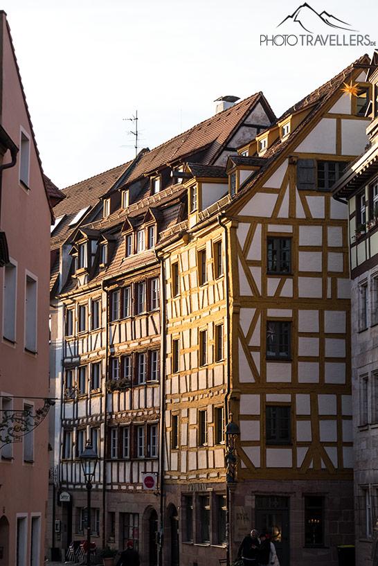Casas de entramado de madera iluminadas por la luz de la tarde en la Calle Weißgerbergasse en Núremberg