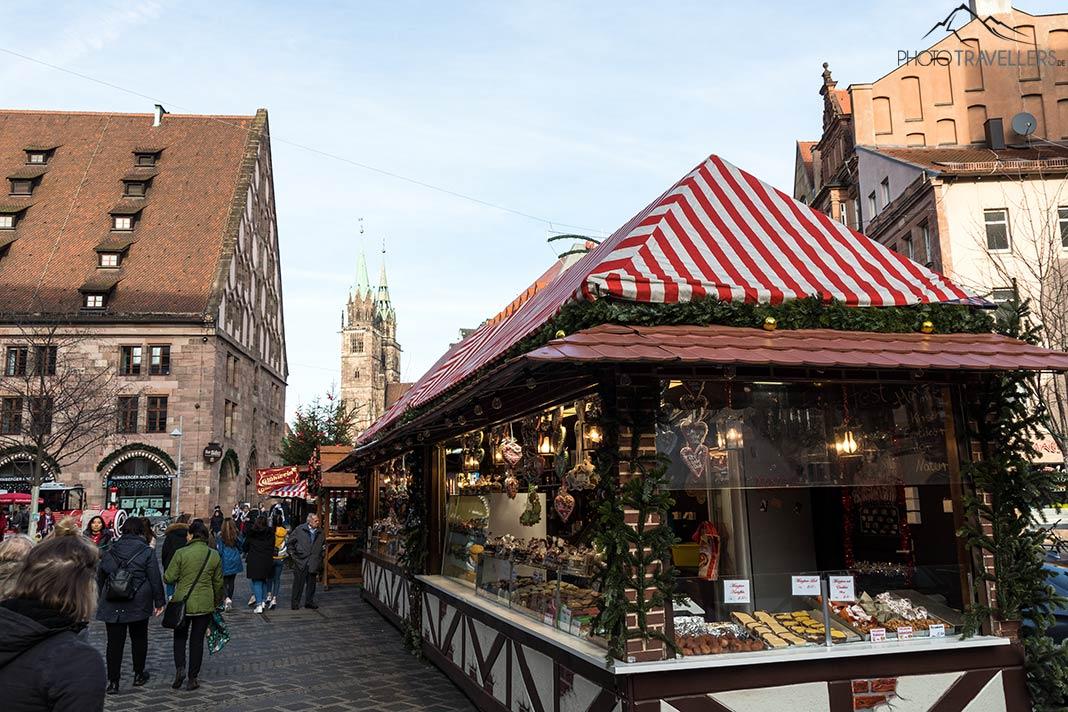 La Mauthalle con puestos navideños en Núremberg en la Ruta Histórica