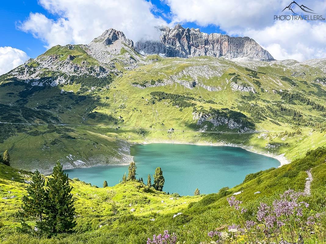 O Formarinsee nas Montanhas Lechquellen no estado austríaco de Vorarlberg