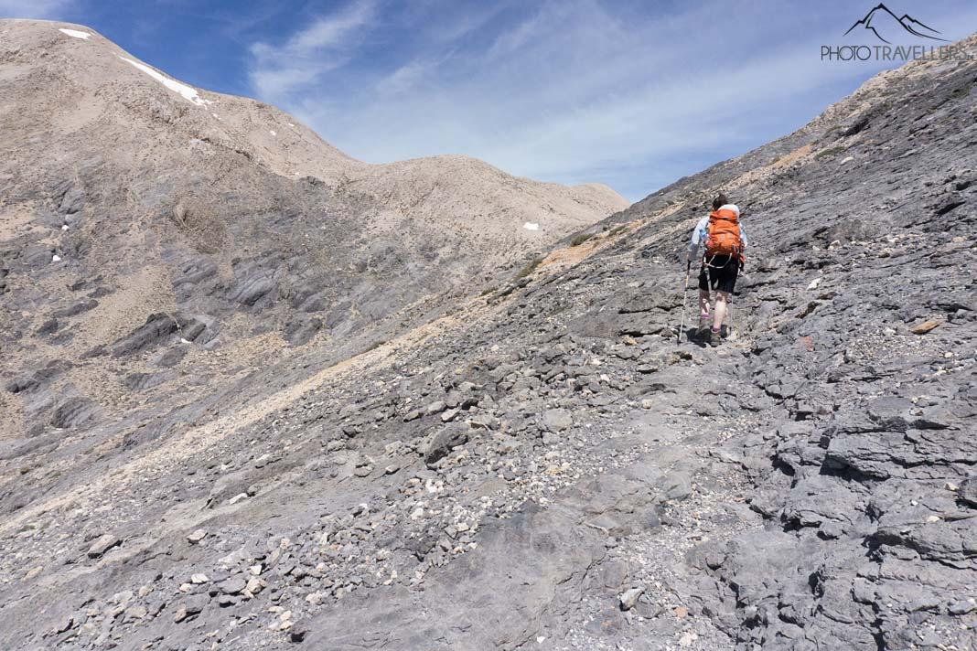 La bloguera de viajes Biggi Bauer sube un campo de lava negro en el camino hacia el Pachnes