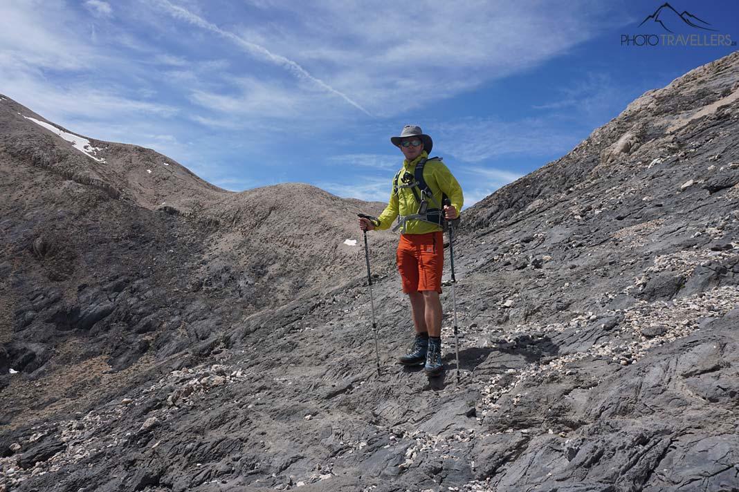 El bloguero de viajes Florian Westermann está de pie sobre un campo de lava negra en las Montañas Blancas de Creta