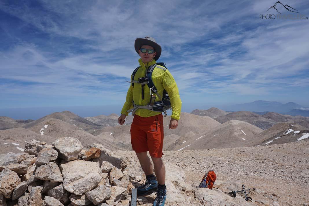 El bloguero de viajes Florian Westermann en la cima del Pachnes