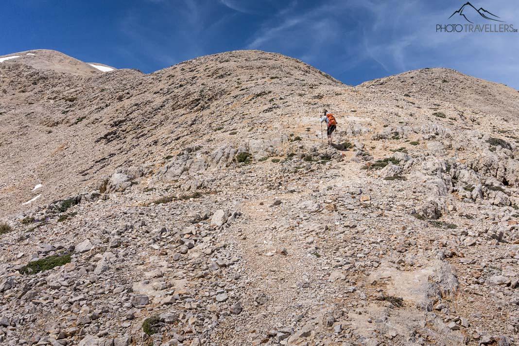 La bloguera de viajes Biggi Bauer sube por un sendero empinado que conduce al Pachnes
