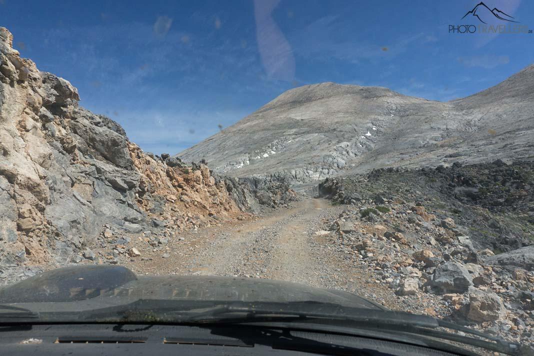 Vista desde el coche del camino de grava que conduce al aparcamiento del Pachnes