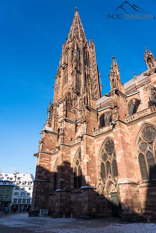 Vue d'en bas vers la puissante tour de la cathédrale de Fribourg