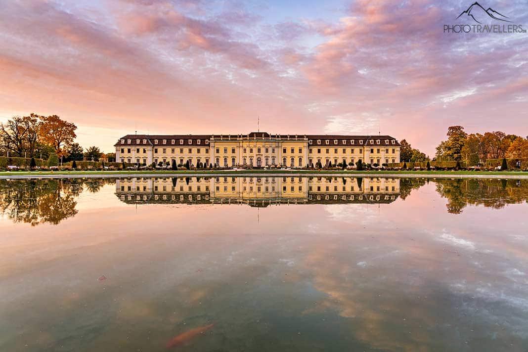 Vue sur le château de Ludwigsburg, qui se reflète dans le parc du château