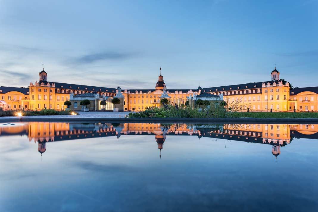 Le château de Karlsruhe se reflète dans l'eau