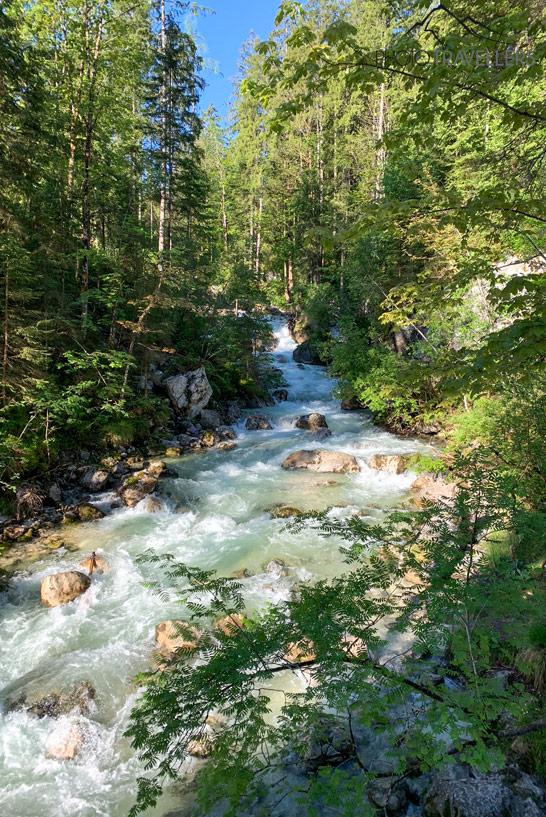 Un ruisseau dans la Forêt enchantée près de Berchtesgaden