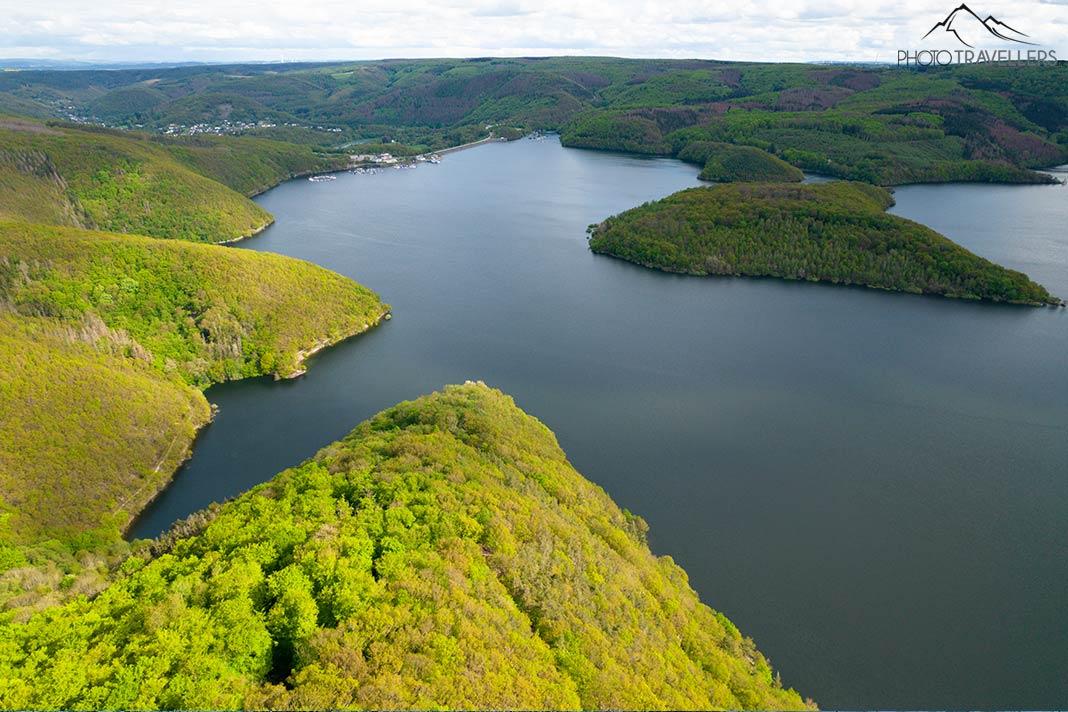 Vue aérienne sur le Rursee et l'Obersee dans l'Eifel