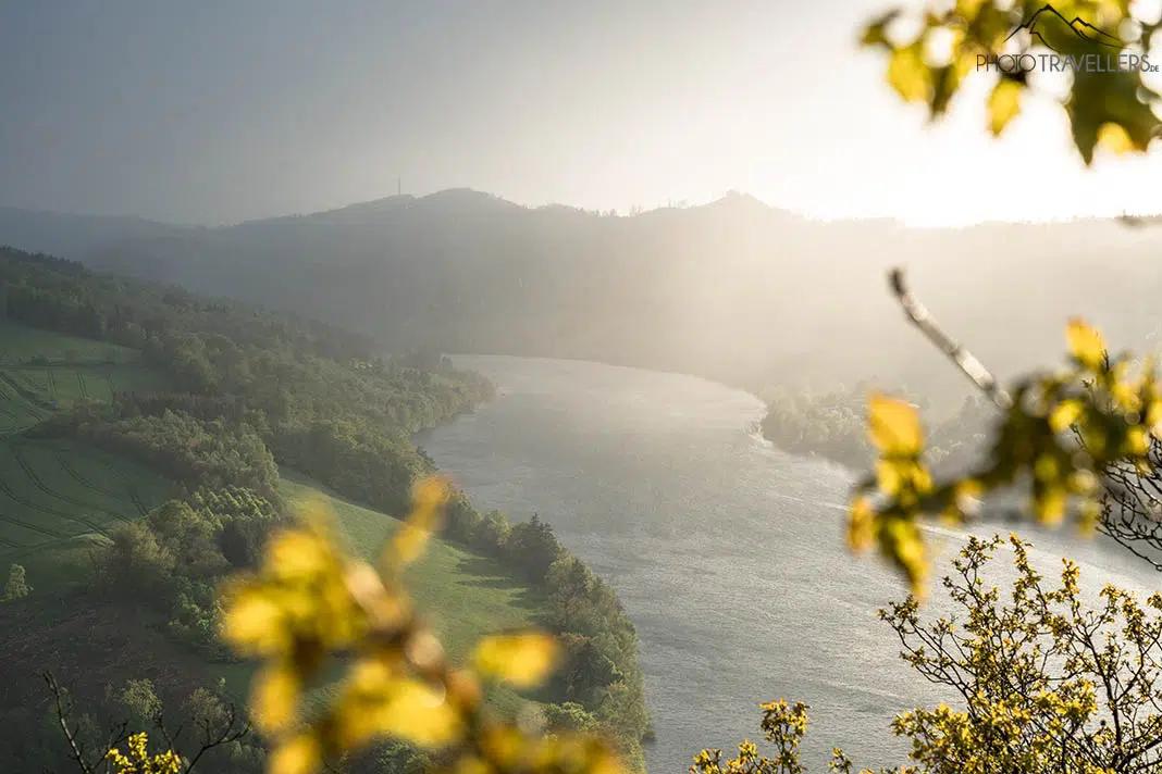 Vue sur le Diemelsee au coucher du soleil
