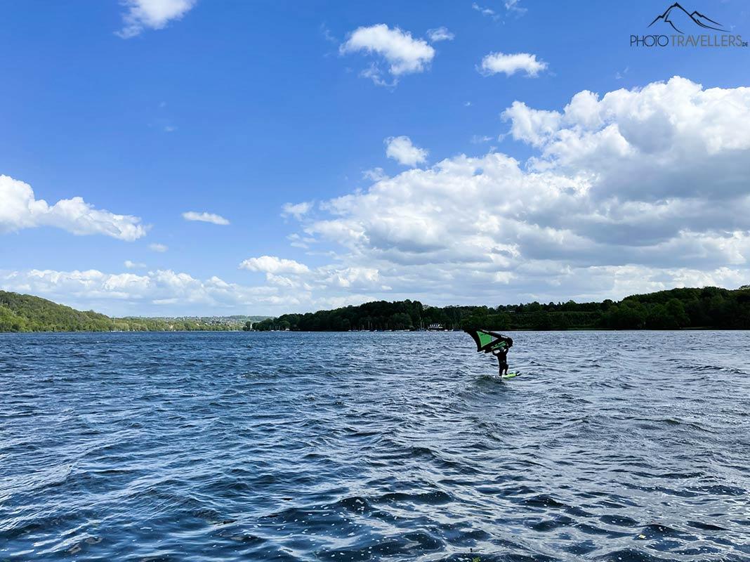 Un windsurfer sur le Baldeneysee
