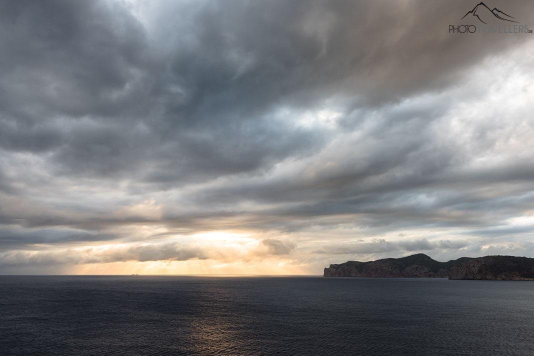 A vista do miradouro Mirador del Cañón Islas Malgrats para a costa ocidental abrupta de Mallorca