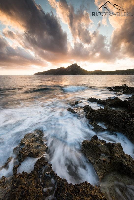 A vista da praia de Sant Elm para a ilha do Dragão Sa Dragonera ao entardecer