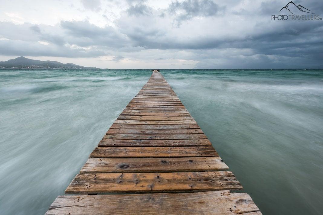Uma longa passarela de madeira na Playa de Muro em Mallorca