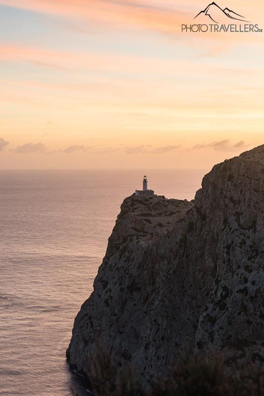 A costa abrupta com o farol Cap Formentor sob a luz do sol que nasce