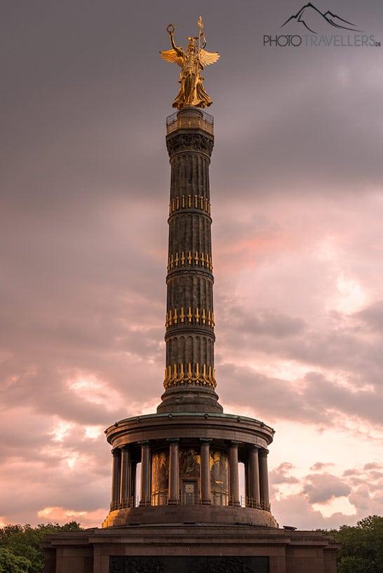 Vue sur la colonne de la victoire à Berlin au lever du soleil