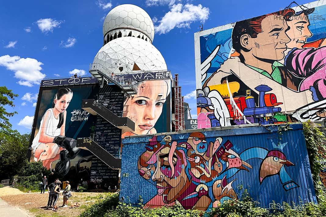 Visiteurs devant de grands graffitis à la station radar sur le Teufelsberg
