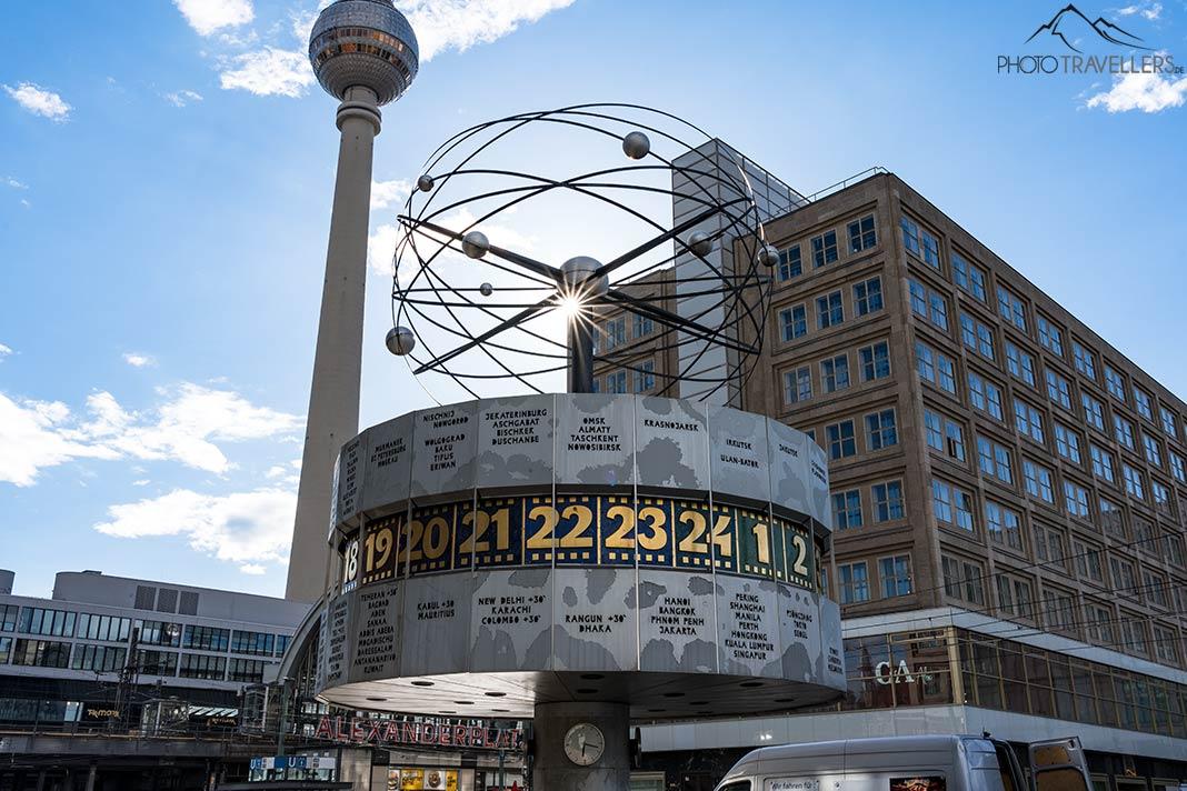 Vue sur l'horloge mondiale à l'Alexanderplatz avec la télévision