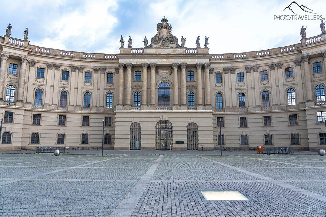 La Faculté de Droit de l'Université Humboldt à Bebelplatz avec le mémorial de l'auto-da-fé à Berlin