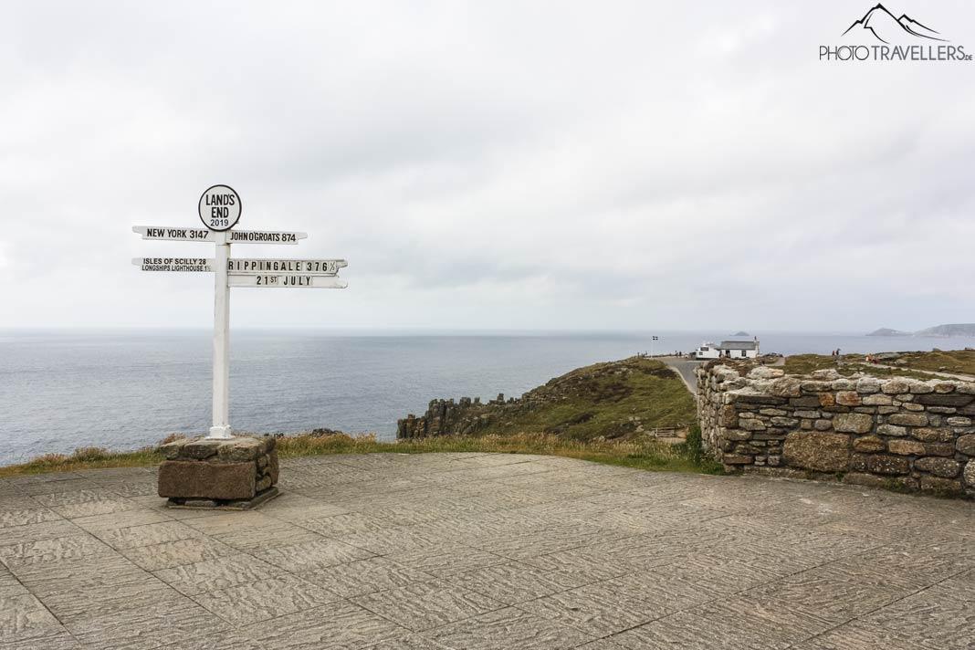 Vue sur le point le plus à l'ouest de l'Angleterre avec un panneau indicateur