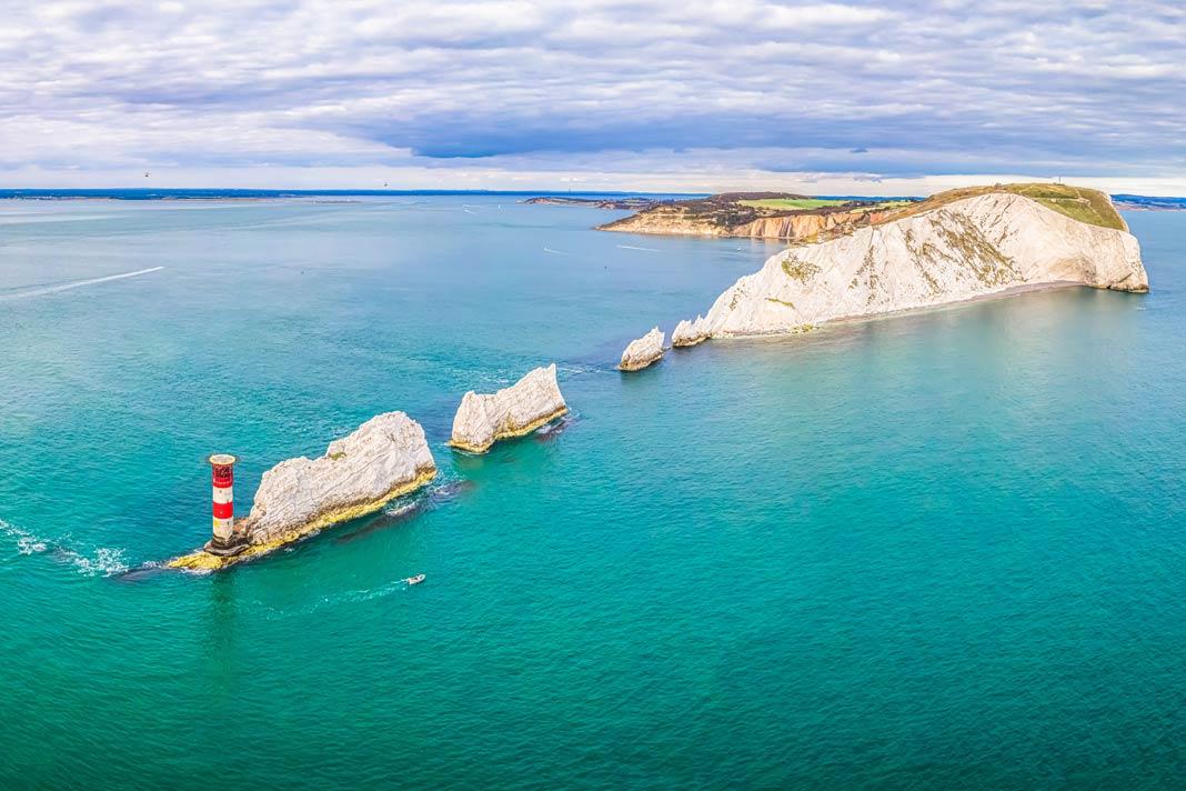 Vue aérienne des célèbres falaises de craie devant l'île de Wight en Angleterre