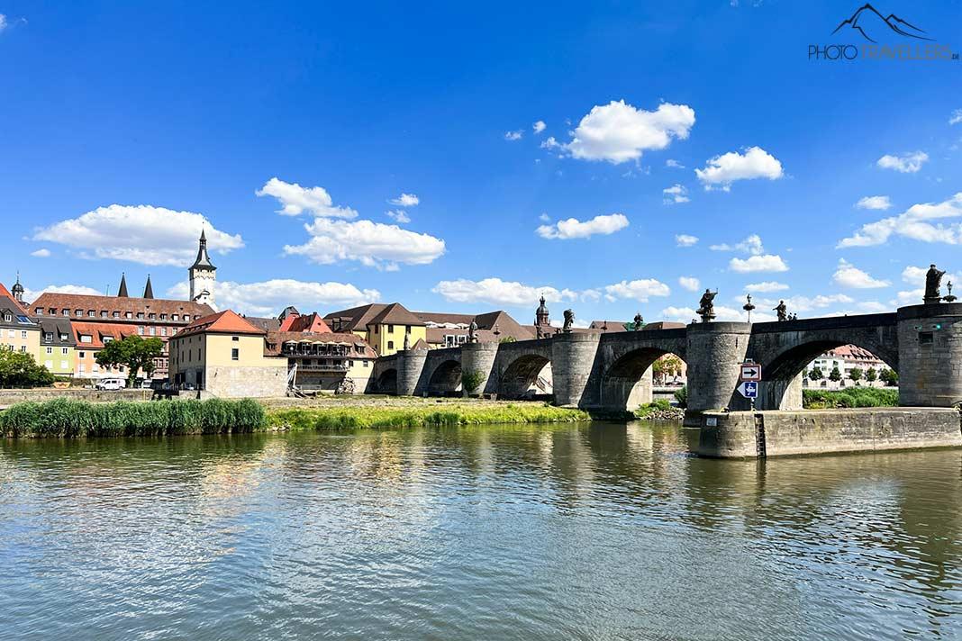 El antiguo puente de Main en Würzburg, detrás el casco antiguo
