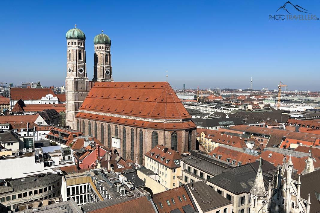 La vista de la iglesia de Frauenkirche desde la torre del Ayuntamiento de Múnich
