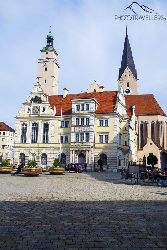 Vista de la plaza del ayuntamiento en Ingolstadt con los principales lugares de interés