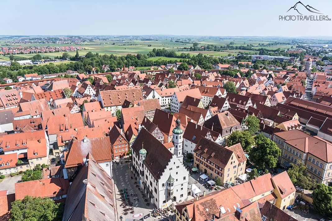 La vista desde la torre de la iglesia Daniel sobre la hermosa ciudad antigua de Nördlingen