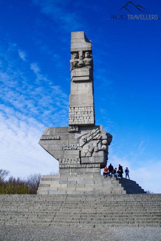 El monumento de Westerplatte con cielo azul