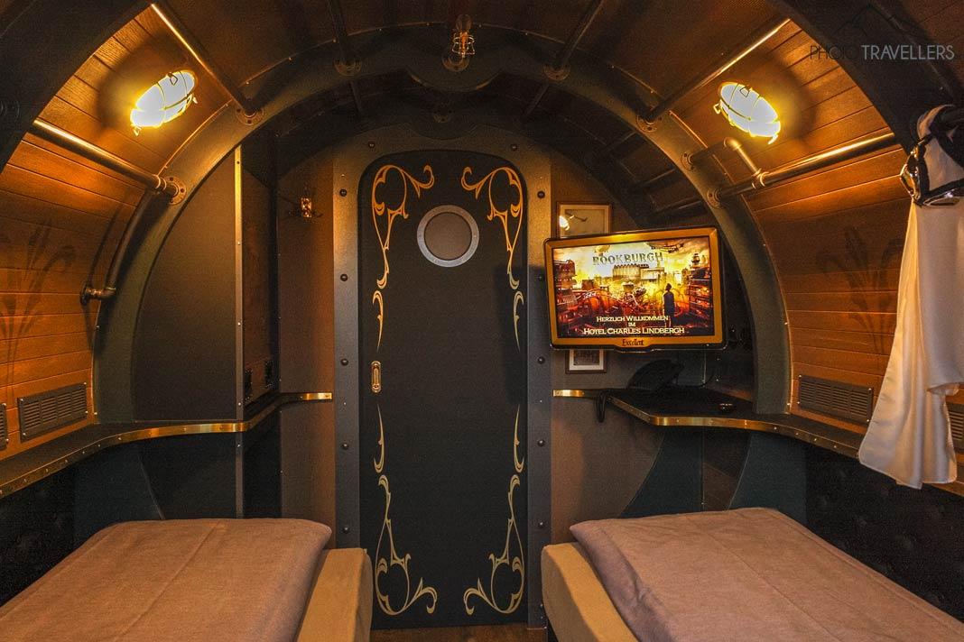 Vue de la chambre d'hôtel, conçue comme une cabine d'avion