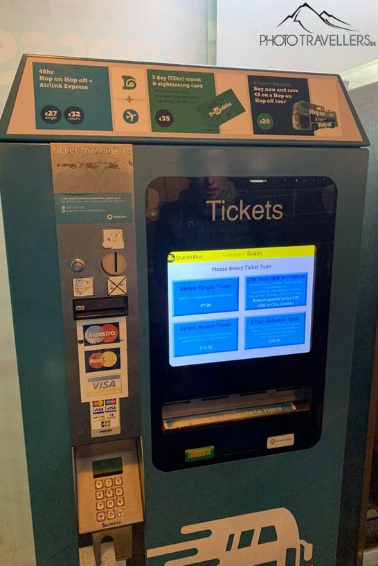 Um quiosque de vendas de tickets do AirLink na parada de ônibus em frente ao aeroporto