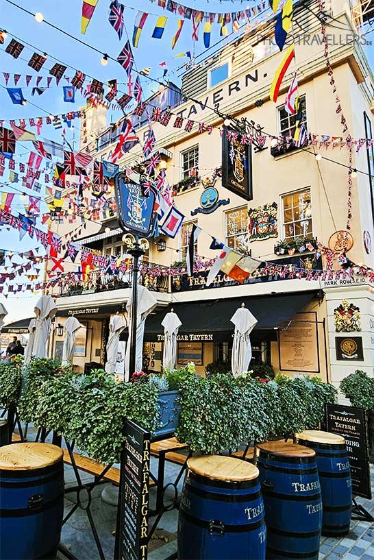 Le jardin de bière devant la Trafalgar Tavern est couvert de fanions colorés