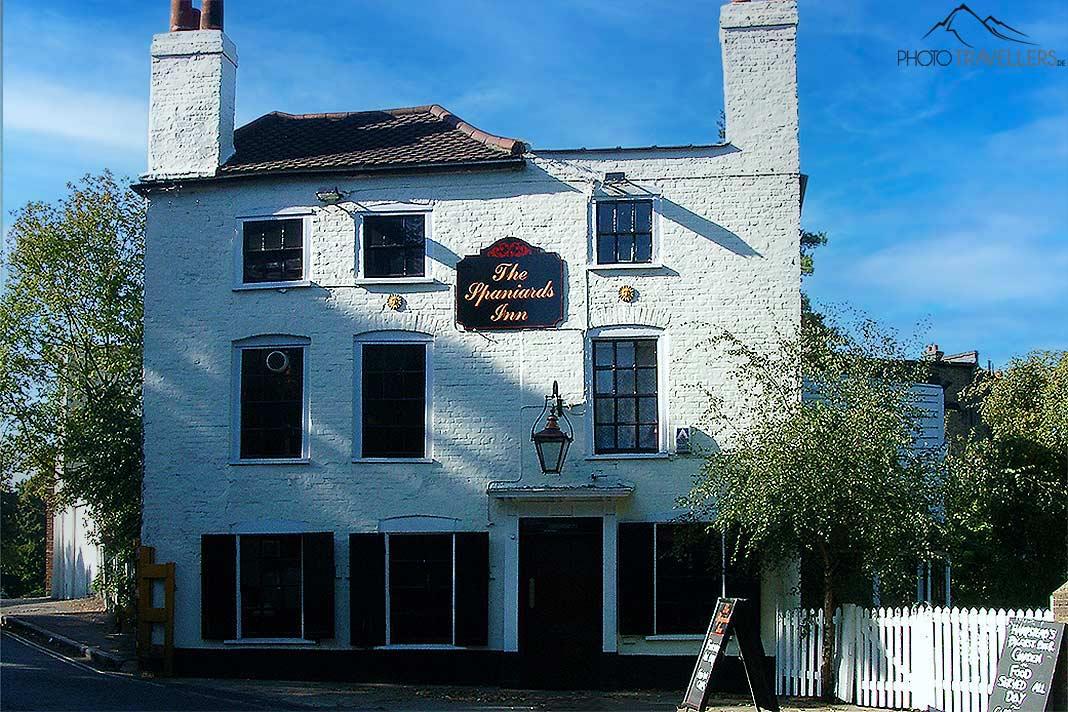 La façade blanche à deux étages avec des cheminées est la marque de fabrique de l'Españards Inn
