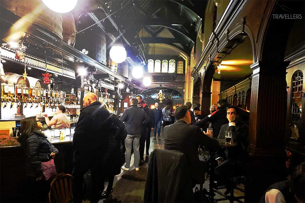 De nombreux visiteurs se trouvent dans la salle de boire du pub Cittie of Yorke