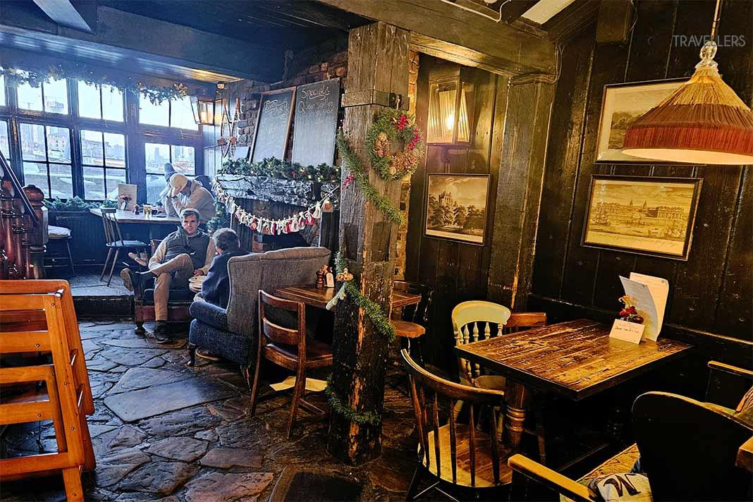 Des meubles en bois rustiques et des poutres caractérisent l'intérieur du pub Cutty Sark