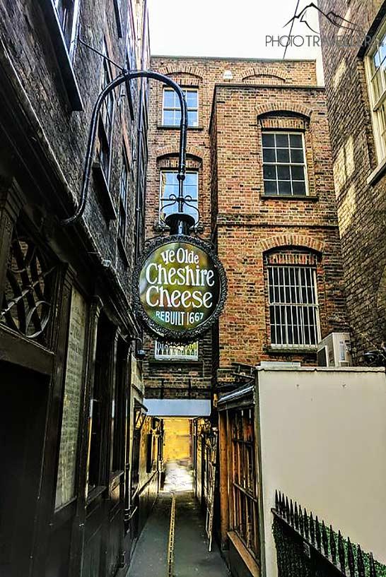 Dans une ruelle étroite se trouve le bâtiment en briques contenant le pub Ye Olde Cheshire Cheese