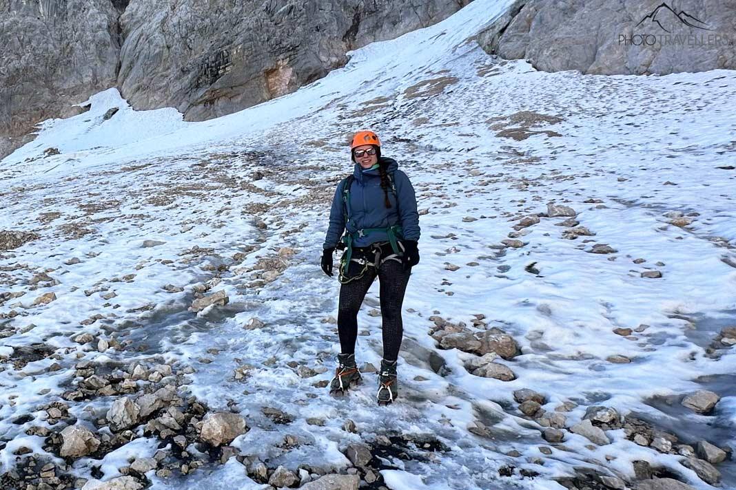 La blogueuse de voyage Biggi Bauer complètement équipée avec crampons et matériel d'escalade sur le Höllentalferner